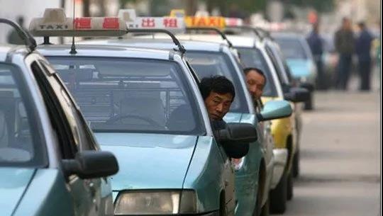 金雪馳全國(guó)路演活動(dòng)承德站掠影 ——關(guān)愛出租車司機(jī)篇